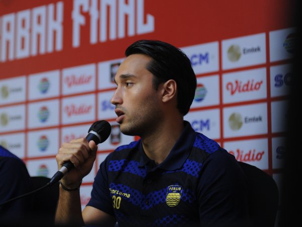 Striker Persib, Ezra Walian