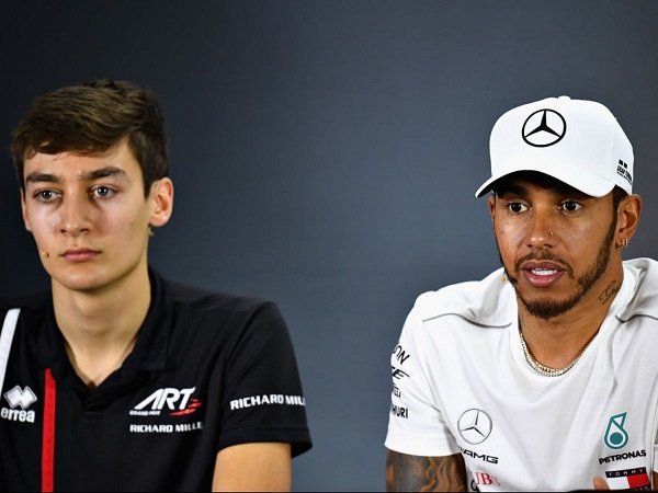 Lewis Hamilton acungi jempol sikap sportif dari George Russell.