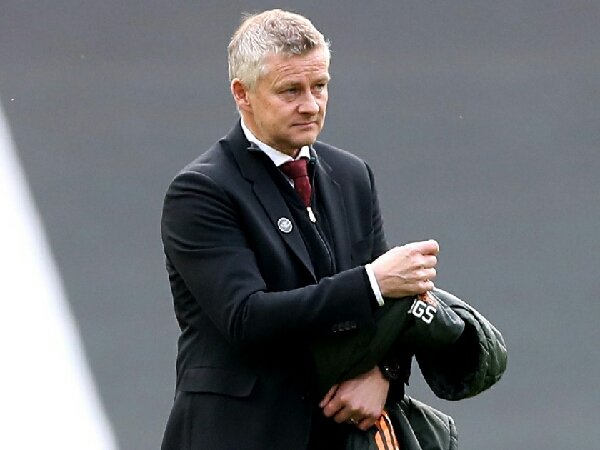 Ole Gunnar Solskjaer bicara dengan fans MU yang melakukan protes anti-Glazer