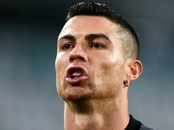 Cristiano Ronaldo siap potong gaji demi bergabung ke MU