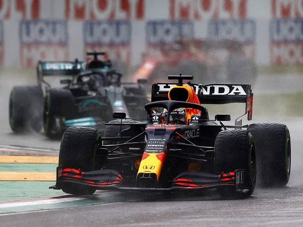 Max Verstappen bahagia akhirnya kalahkan Lewis Hamilton di GP Emilia Romagna.