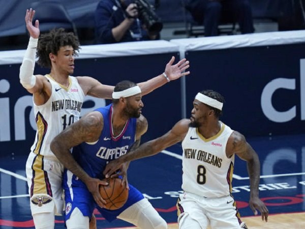 DeMarcus Cousins heran dijaga ketat oleh para pemain Pelicans.