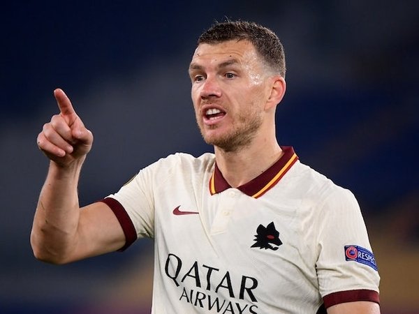 Edin Dzeko meminta seluruh penggawa AS Roma untuk tidak takut menghadapi Manchester United di babak semifinal Liga Europa / via Getty Images