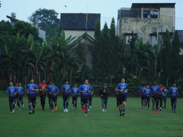 Pemain Persib ketika berlatih di Sleman