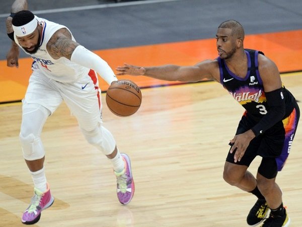 Point Gfuard Phoenix Suns, Chris Paul (kanan) berupaya merebut bola dari forward LA Clippers Marcus Morris Sr.