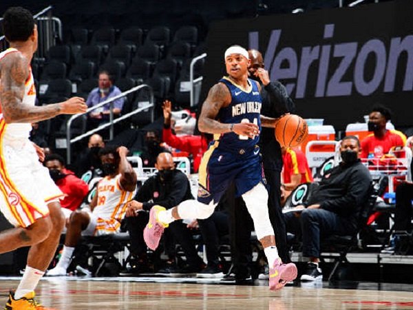 Isaiah Thomas saat melakukan debut bersama New Orleans Pelicans. (images: Getty)