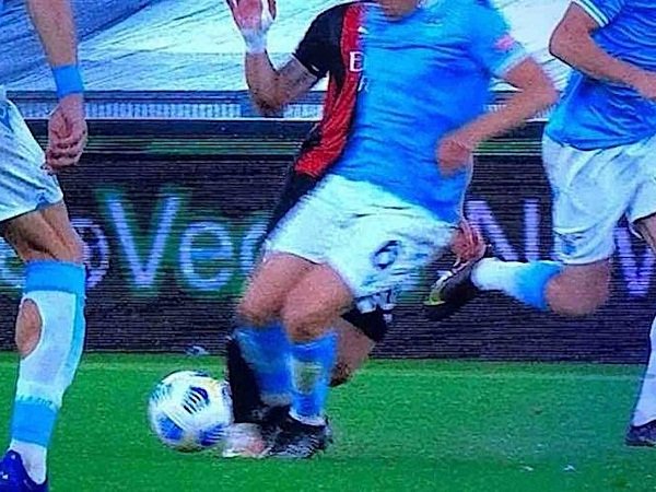 Daniele Orsato pimpin pertandingan Lazio vs AC Milan