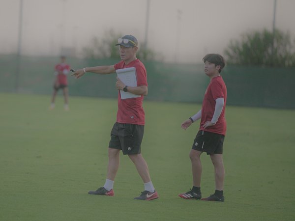 Pelatih timnas Indonesia, Shin Tae-yong memimpin latihan timnya di UEA