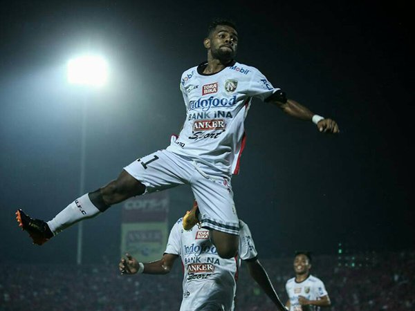 Winger Bali United, Yabes Roni