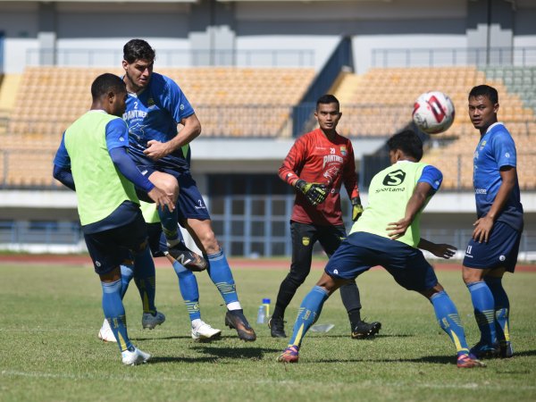 Skuat asuhan Robert Rene Alberts ketika diwawancara