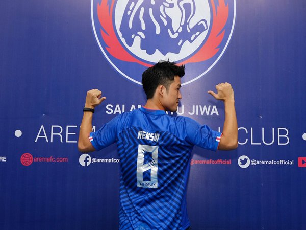 Renshi Yamaghuci saat diperkenalkan sebagai pemain Arema FC