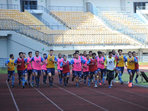 Pemain Persib berlatih di Stadion Gelora Bandung Lautan Api