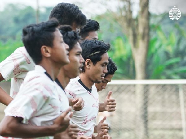 Pemain muda Persija Jakarta, Rangga Widiansyah berlatih dengan tim utama