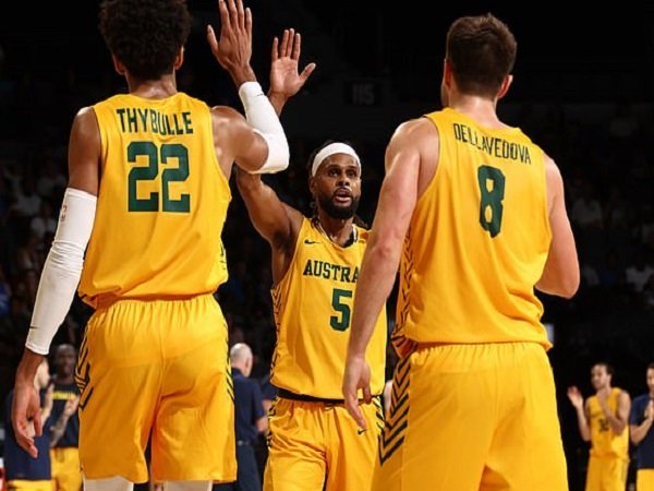 Tim bola basket Australia pecundangi Amerika Serikat di laga pramusim. (Images: Getty)