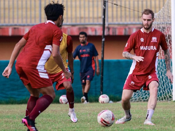 Skuat Madura United menjalani latihan sebelum tim diliburkan