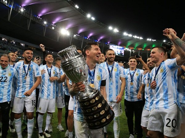 Lionel Messi sangat bahagia rengkuh Copa America bersama timnas Argentina.