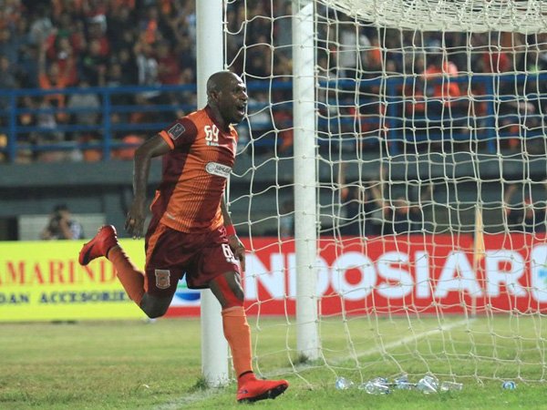 Boaz Salossa saat memperkuat Borneo FC pada Piala Presiden