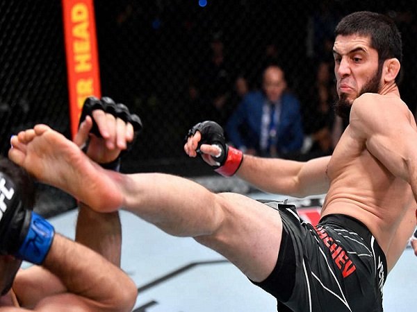 Islam Makhachev berhasil perpanjang rekor kemenangannya di UFC.