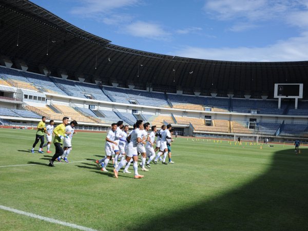 Pemain Persib berlatih di Stadion Gelora Bandung Lautan Api