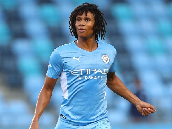 Bek tengah Manchester City, Nathan Ake.