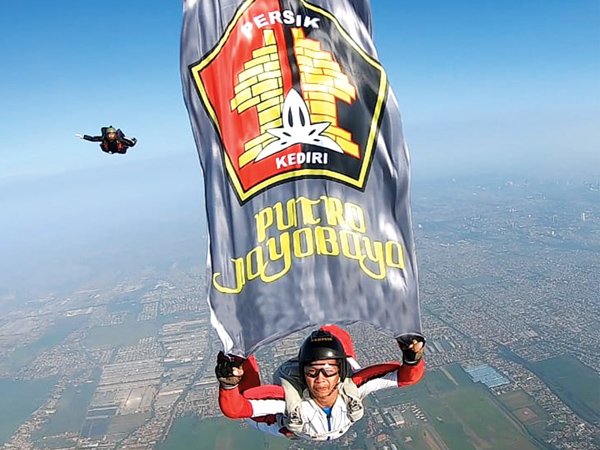 Bendera Persik Kediri berkibar di langit Surabaya