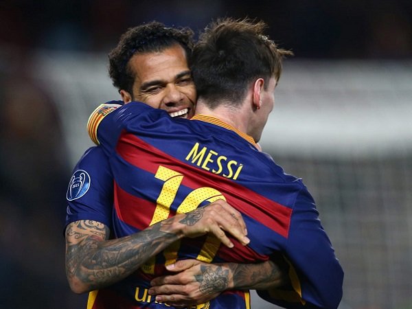 Dani Alves ketika bersama Lionel Messi.