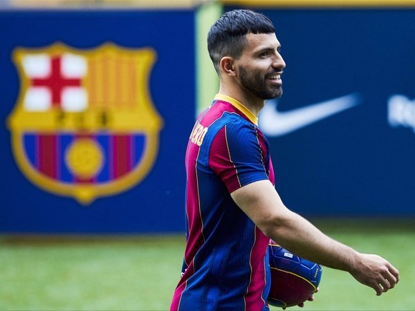 Sergio Aguero tidak mau mengenakan seragam Barcelona bernomor punggung 10 yang kini tengah lowong pasca kepergian Lionel Messi ke PSG / via FCB Official