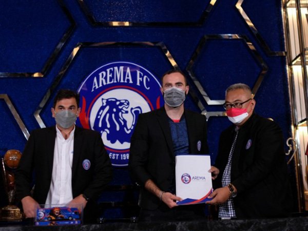 Eduardo Almeida bersama Ruddy Widodo memperkenalkan rekrutan anyar Arema FC, Sergio Silva