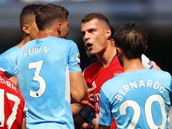 Granit Xhaka mendapat kartu merah melawan Manchester City