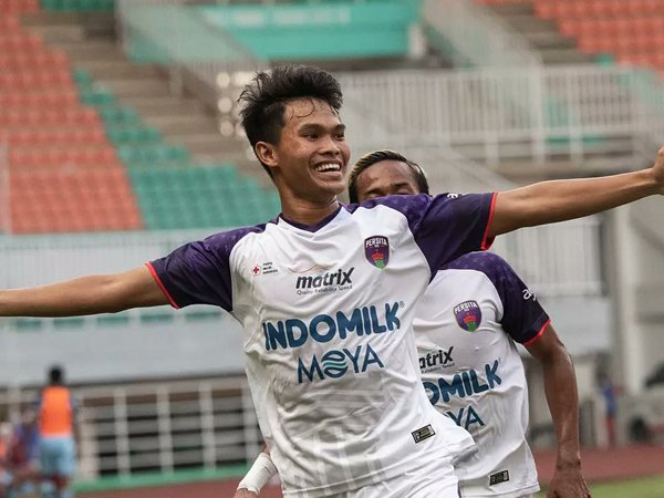 Pemain Persita Tangerang Rizky Dwi Septiawan merayakan gol ke gawang Persela Lamongan