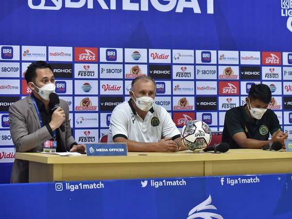 Pelatih Persikabo 1973, Igor Kriushenko (tengah) pada sesi konferensi jelang pertandingan kontra Barito Putera