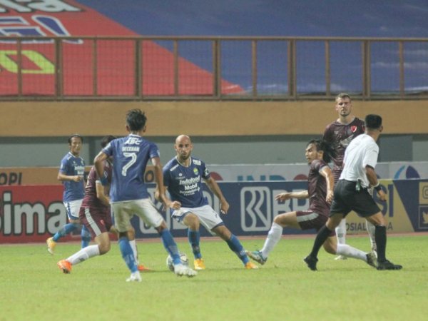 Pemain Persib dan PSM ketika berebut bola