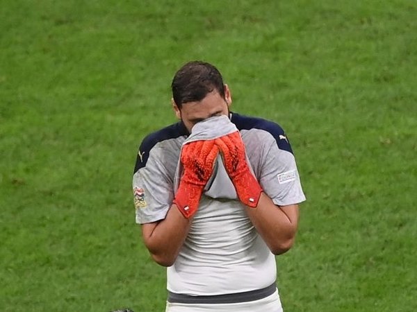 Gianluigi Donnarumma tertunduk lesu saat Italia keok 1-2 dari Spanyol di babak semifinal UEFA Nations League (7/10) / via Reuters