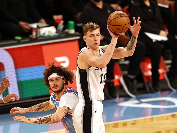 San Antonio Spurs resmi melepas Luka Samanic jadi free agent.