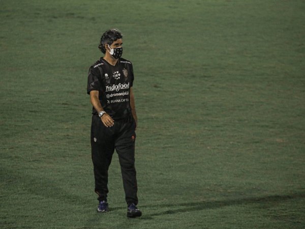 Stefano Cugurra Teco akan beradu taktik dengan sahabatnya, Jacksen F Tiago yang kini menukangi Persipura Jayapura