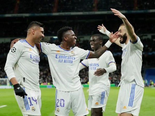 Penyerang Real Madrid, Vinicius Jr melakukan selebrasi bersama Karim Benzema. (Images: Getty)