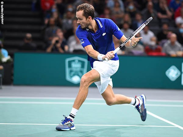 Daniil Medvedev selamat dari gempuran Sebastian Korda di Paris Masters 2021