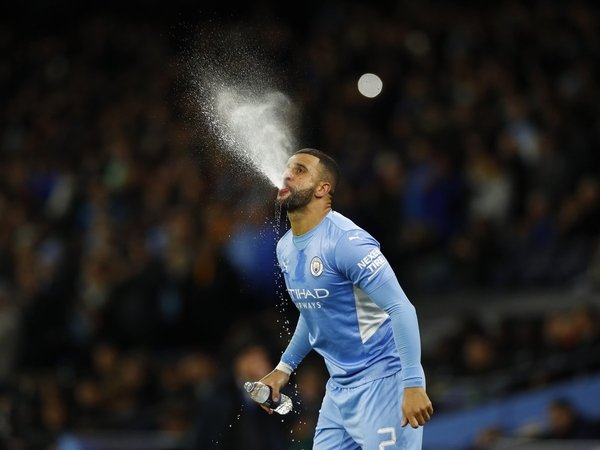 Pep Guardiola ragu apakah dirinya bisa memainkan Kyle Walker atau tidak saat Manchester City berjumpa Manchester United pada hari Sabtu (6/11) besok / via Getty Images