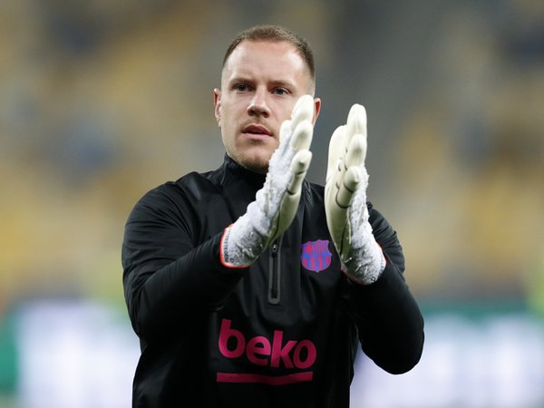 Kiper Barcelona yaitu Marc Andre ter Stegen, kini dilaporkan sedang masuk dalam radar dari Newcastle United / via Getty Images