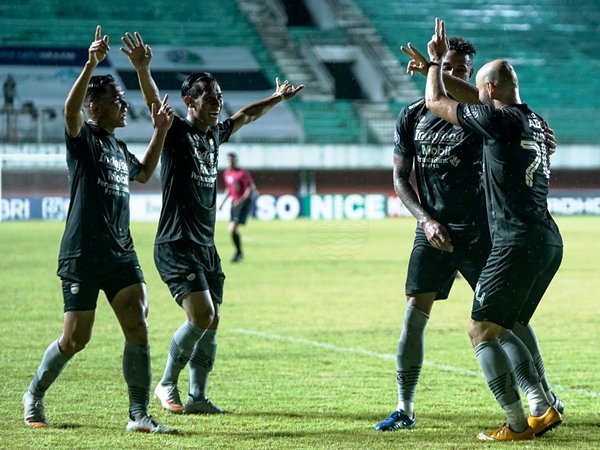 Robert Rene Alberts menilai kunci sukses Persib ada di chemistry dan kondisi tim yang harmonis.