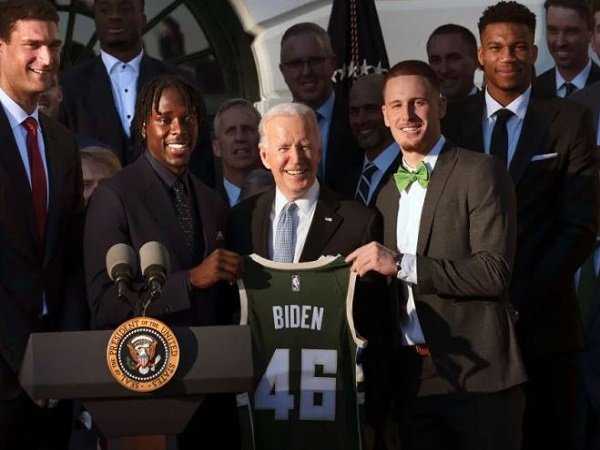 Momen ketika pemain Milwaukee Bucks menemui Joe Biden. (Images: Getty)