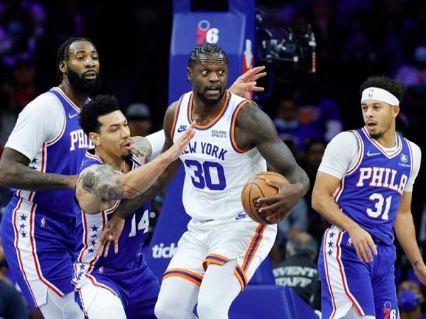 Pemain andalan New York Knicks, Julius Randle saat melawan Philadelphia 76ers.