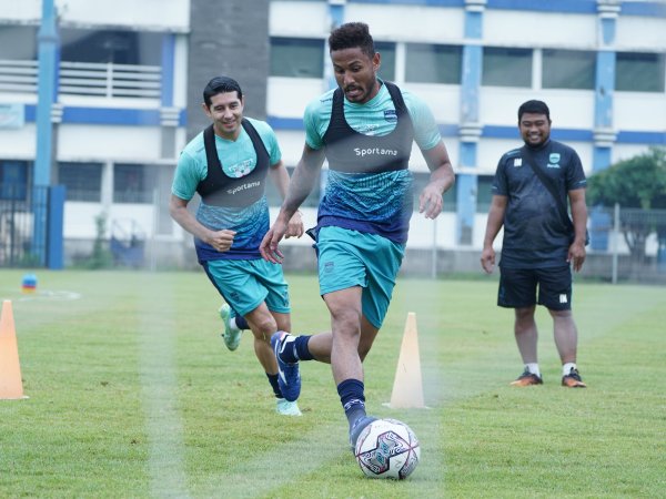 Pemain Persib, Wander Luiz dan Esteban Vizcarra ketika berlatih di Stadion Sidolig