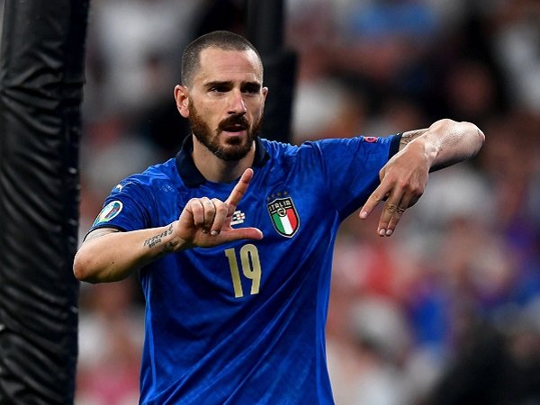 Leonardo Bonucci minta sesuatu jelang laga kontra Swiss.