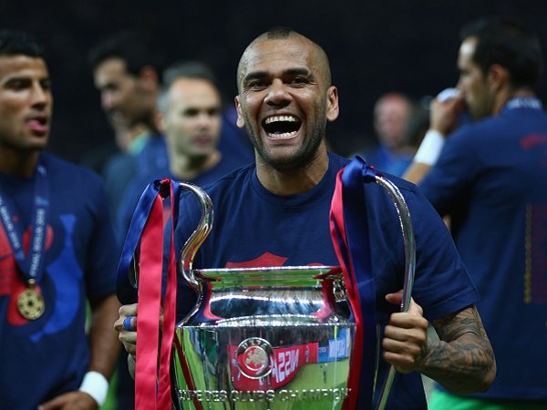 Dani Alves kembali ke Barcelona.