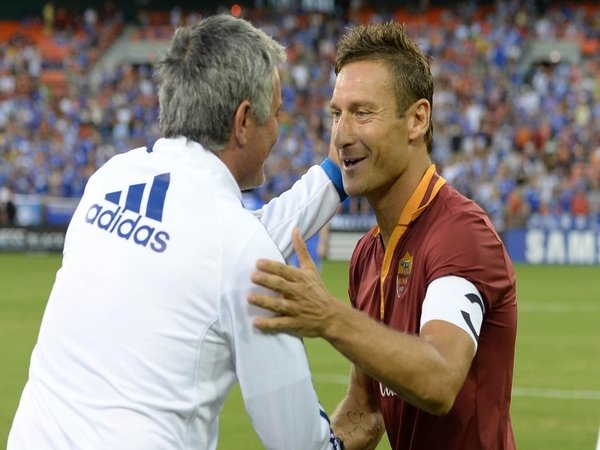 Francesco Totti secara tegas meyakini bahwa Jose Mourinho bukanlah sosok yang menjadi penyebab utama dari krisis yang tengah dialami oleh Giallorossi / via EPA