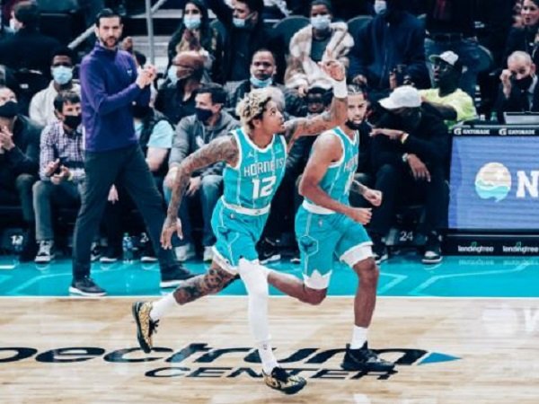 Pemain Charlotte Hornets, Kelly Oubre Jr sedang melakukan selebrasi.