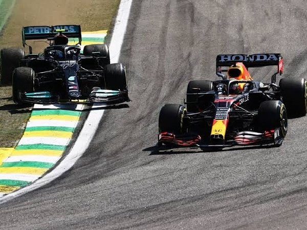 Toto Wolff heran Max Verstappen tak dipenalti usai berbuat ulah di GP Brasil.