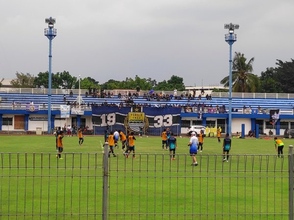 Bobotoh Persib ketika mendukung tim dari tribun saat latihan