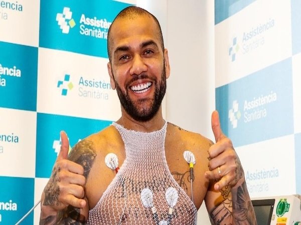 Dani Alves menjalani sesi tes medis pasca merampungkan kepindahannya ke Camp Nou secara free-transfer / via FC Barcelona Official